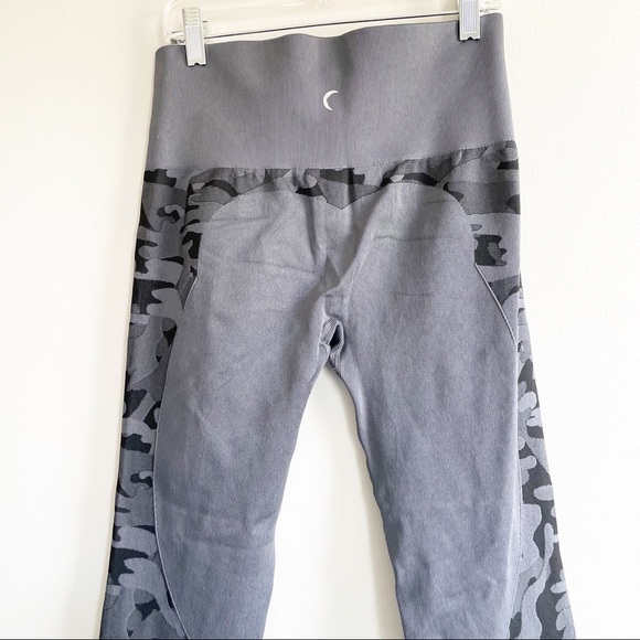 Zyia Camo Performance Hi-Rise Seamless Leggings Grey Size Medium - Picture 5 of 7